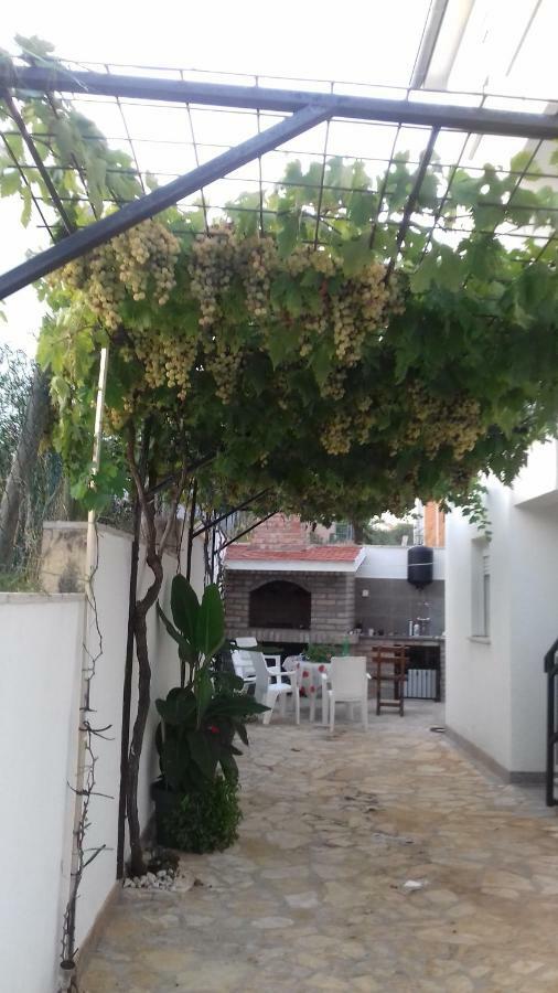 Apartmani Svalina - Seaview And 130M From Beach Trogir Buitenkant foto