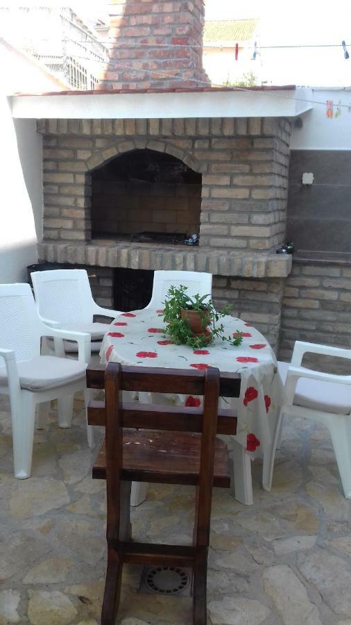 Apartmani Svalina - Seaview And 130M From Beach Trogir Buitenkant foto